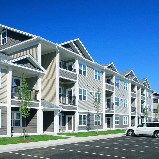 Metro at Wilmington Station - Facade with available outside parking slots
