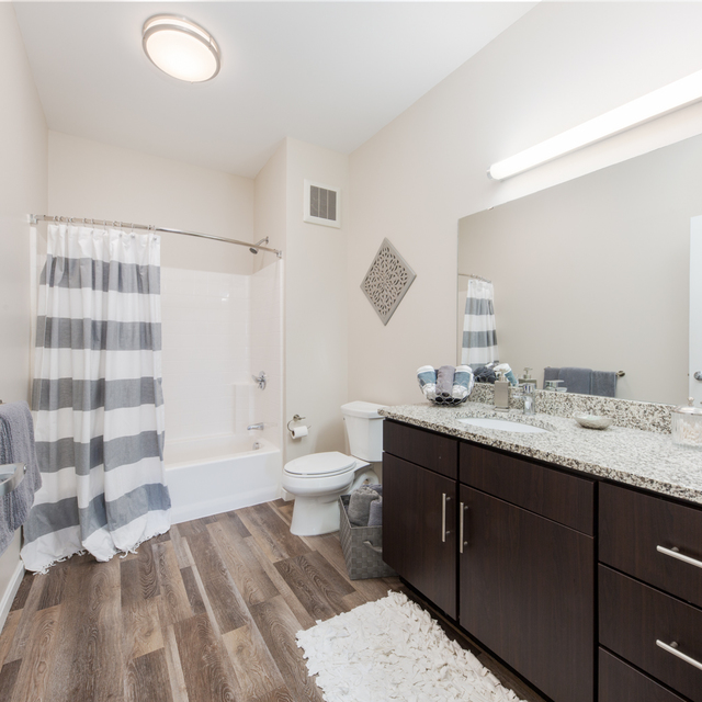 Metro at Wilmington Station - Spacious Bathroom